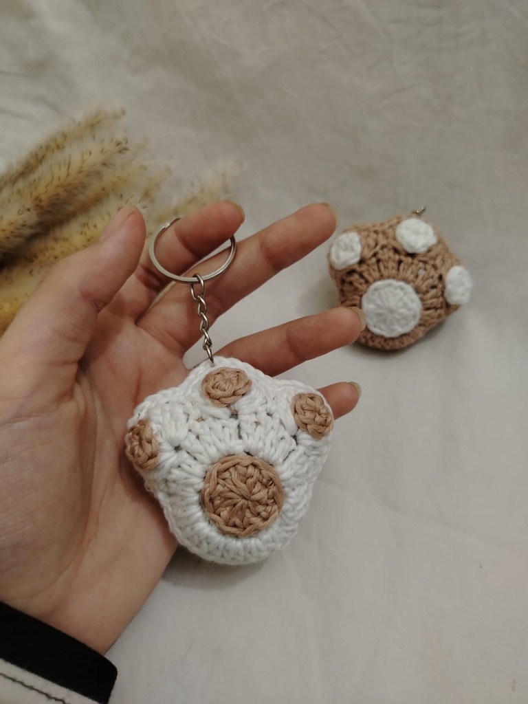 dot ميدالية كف قطة